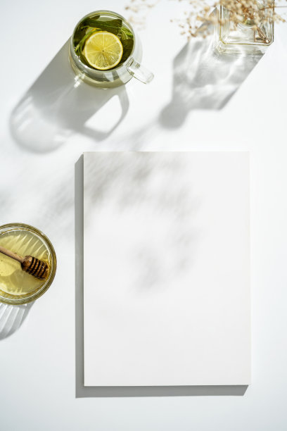 杂志封面模型，模板和一杯凉茶放在桌上图片下载