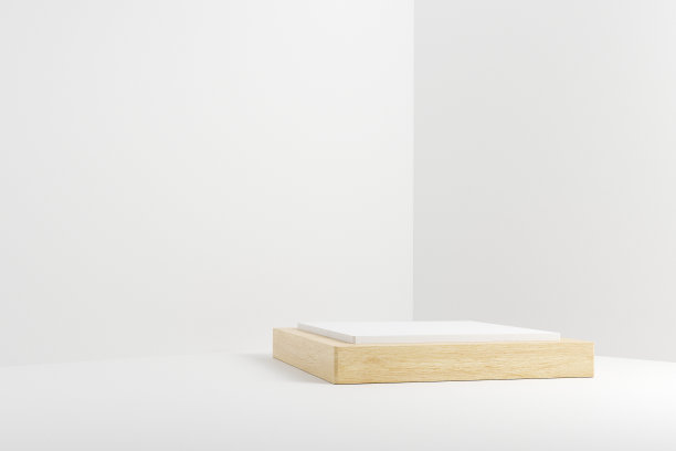 几何形式的抽象极小场景。白色背景的木质立方体讲台。用于展示产品的化妆品展示。图片下载