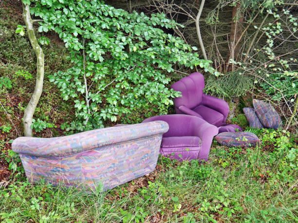 路边的旧家具图片下载