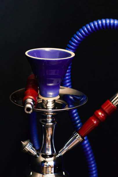 特写镜头的水烟在一个黑色的背景图片下载