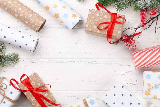 圣诞礼盒包装，纸卷，装饰和冷杉树图片下载