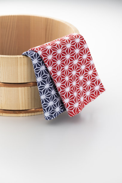 日本传统的木制脸盆。日本的温泉。图片下载