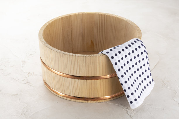 日本传统的木制脸盆。日本的温泉。图片下载