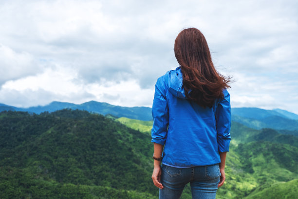 女游客在看美丽的绿色山景图片下载