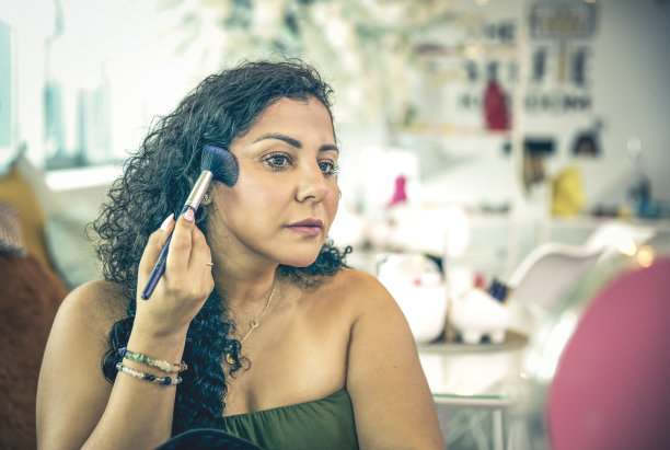 年轻女人化妆图片下载