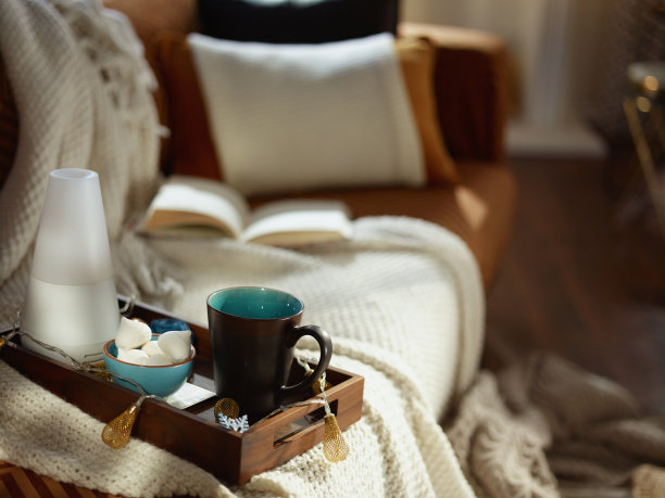 特写托盘上的杯子，糕点和芳香灯图片下载