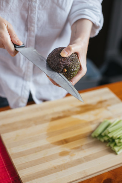 女厨师切牛油果图片下载