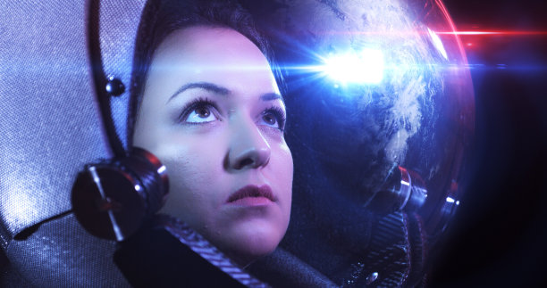近距离拍摄的年轻美丽的女宇航员在太空头盔图片下载