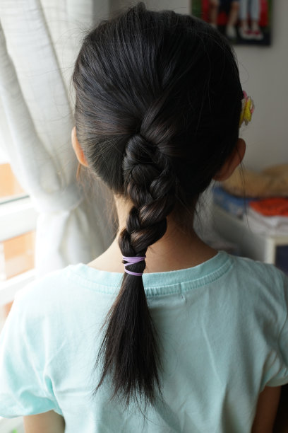 后视图的小亚洲女孩与编发图片下载