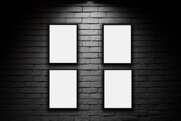 黑色砖墙上的空白广告牌上有聚光灯显示图片下载