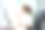 亚洲妇女喝水吃药后在办公室，她生病了。图片下载