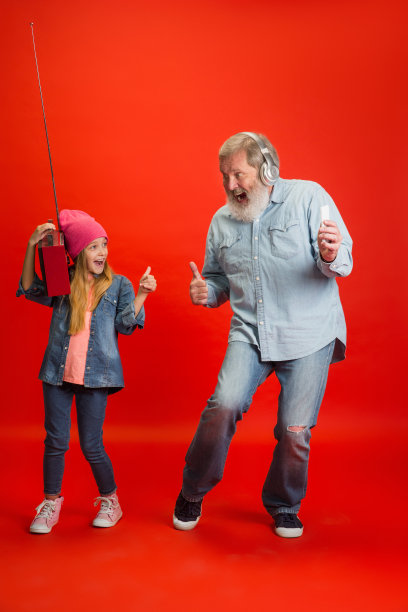 老人，爷爷和女儿，孙女一起玩。快乐长者生活概念图片下载