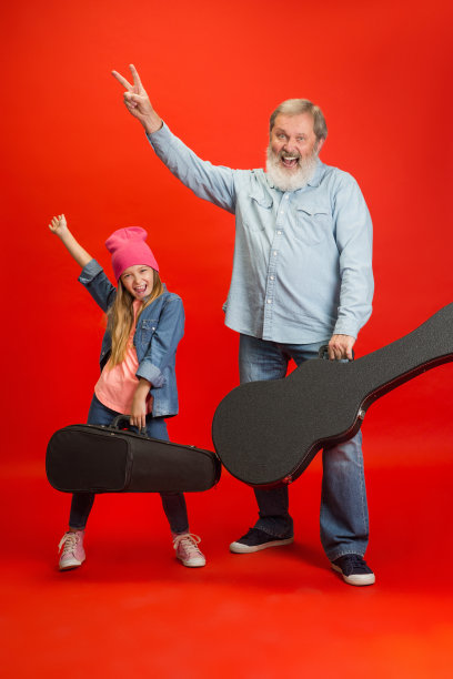 老人，爷爷和女儿，孙女一起玩。快乐长者生活概念图片下载