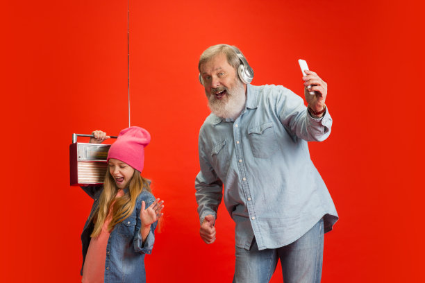 老人，爷爷和女儿，孙女一起玩。快乐长者生活概念图片下载