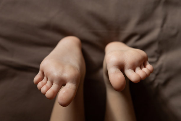 可爱的小女孩的脚特写图片下载