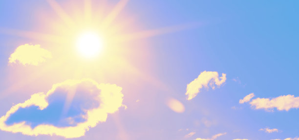明亮的太阳与美丽的光束在天空与云彩图片下载