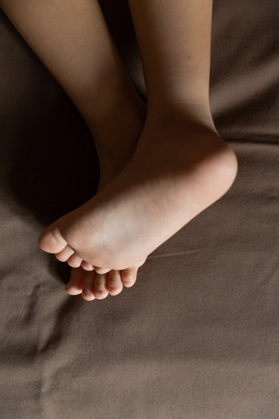 可爱的小女孩的脚特写图片下载