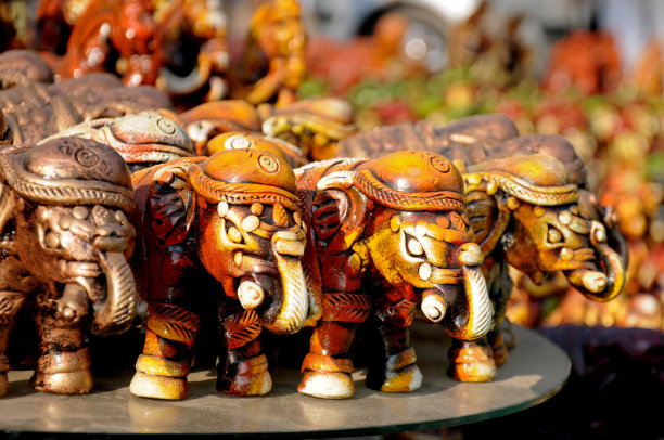 粘土大象，手工制作的传统粘土装饰，装饰彩色陶器，手工制作的传统粘土装饰玩具在印度市场图片下载