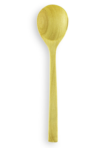 手工制作的空木勺在白色孤立的背景与顶部视图平铺工作室拍摄的自然设计裁剪路径。长柄木勺汤或搅拌。厨房用具的概念。图片下载