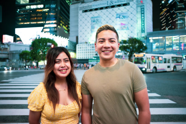 涩谷火车站前路口情侣合影图片下载