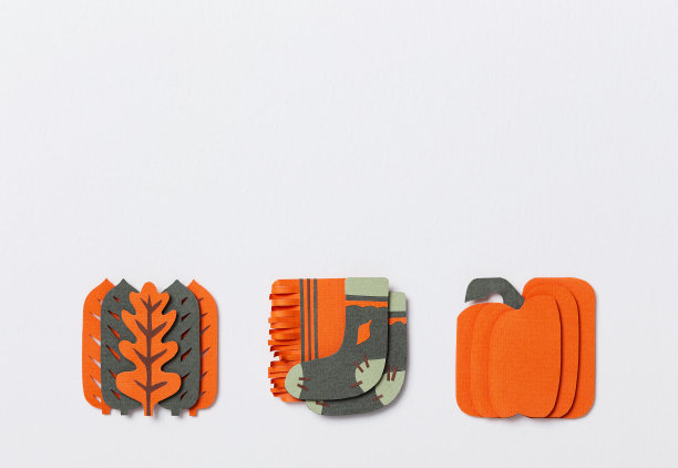 创意布局与秋天的元素在一个白色的背景。南瓜、袜子、树叶图片下载