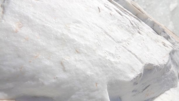 来自意大利卡拉拉采石场的完整白色大理石。未打磨、自然、粗糙的表面。图片下载