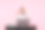 穿白衬衫的女孩有个好主意。一个女孩拿着笔记本电脑坐在桌子旁图片下载