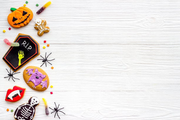 桌上放着万圣节的姜饼干。从上面的观点图片下载