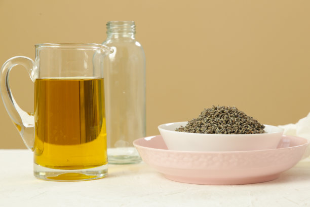 草药浸渍油的成分。薰衣草和冷压化妆油。天然有机自制化妆品的浸渍工艺。联赛的照片。图片下载