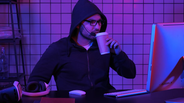 男兜帽玩家在电脑上看游戏图片下载