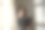 一个年轻的西班牙女人在看书，一个严肃的女孩在日落时分在她的房间里看一本黑书。专心在家学习的年轻女子。图片下载