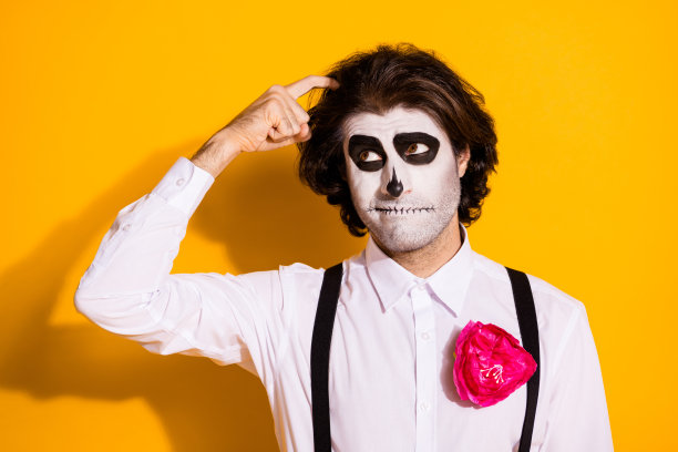 思考不确定的怪物生物的照片家伙看空的空间，过度思考过去的永恒，试图找到计划离开黑社会穿白衬衫玫瑰死亡服装吊带孤立的黄色背景图片下载