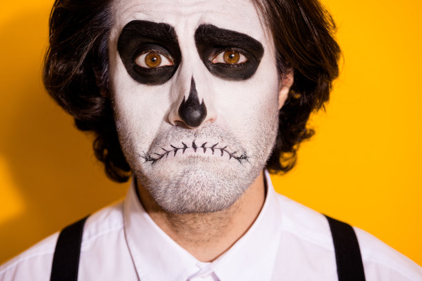 悲伤的僵尸妖生物家伙的特写肖像照片孤独的新娘逃跑祭坛结婚典礼穿白衬衫死亡服装吊带孤立的黄色背景图片下载