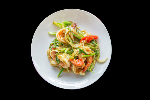 虾仁与咖喱粉炒黑孤立。图片下载