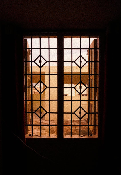 在一个黄色的傍晚，灯光透过窗户图片下载