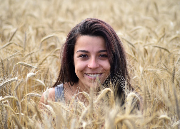 2020年新常态上的漂亮女孩图片下载