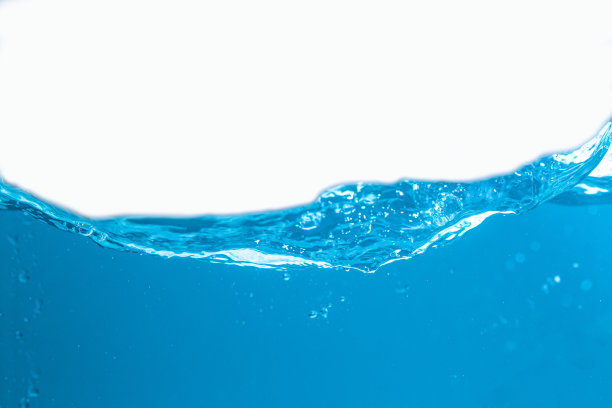 蓝色的水面映衬着白色的背景图片下载