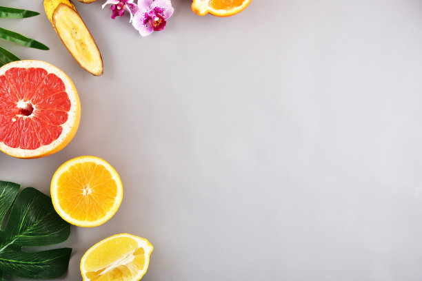 概念上的灰色背景。热带水果。框架。图片下载