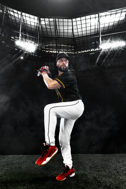 在大舞台上带球的职业棒球运动员。在运动场上的球员。图片下载