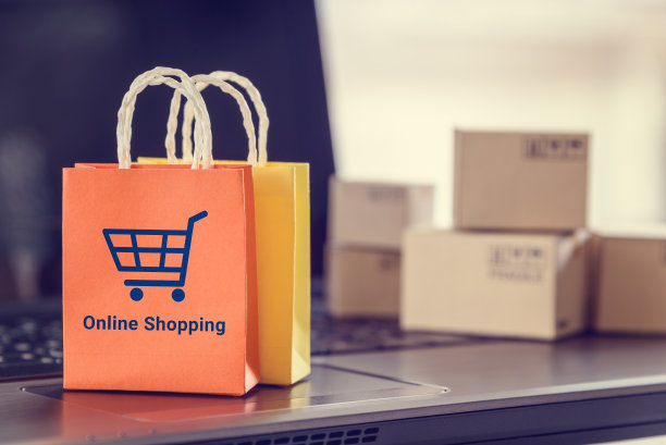 购物袋，笔记本电脑上的货物箱图片下载