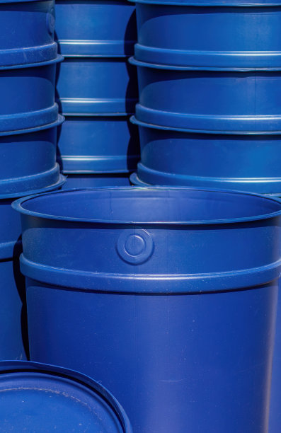 垂直快照的大型蓝色桶。图片下载