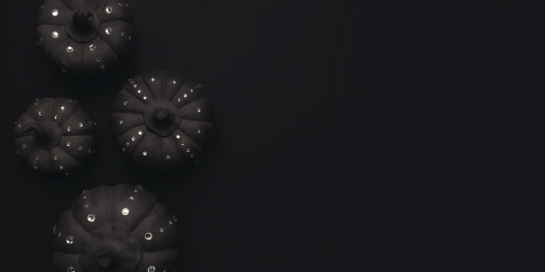 陶瓷南瓜与莱茵石在黑色的背景。图片下载