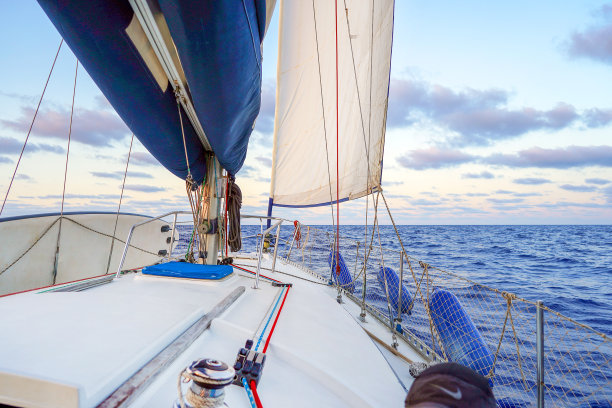 扬帆起航的帆船，水上旅游概念图片下载