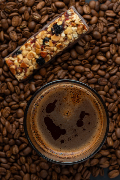 顶视图的热咖啡杯和模糊的咖啡豆。图片下载