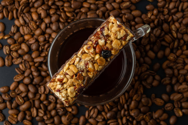 顶视图的热咖啡杯和模糊的咖啡豆。图片下载