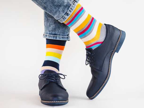 男士的腿，时髦的鞋子和明亮的袜子图片下载
