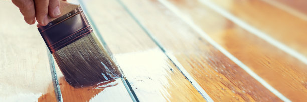 刷。用丙烯酸漆覆盖木质表面的特写。图片下载