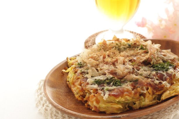 日式料理，木盘上的御膳烧图片下载