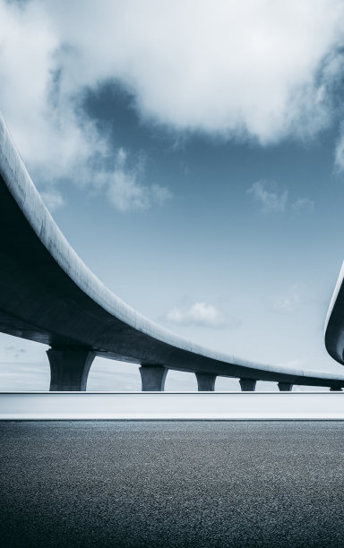 晴空万里，高速公路人行道下立交桥图片下载