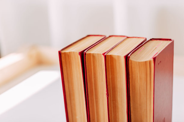 学习用品。桌子上有红色的大书。2020年家庭研究。图片下载